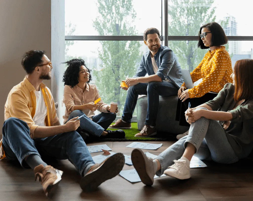 Equipo de una comunidad reunido en un espacio de trabajo