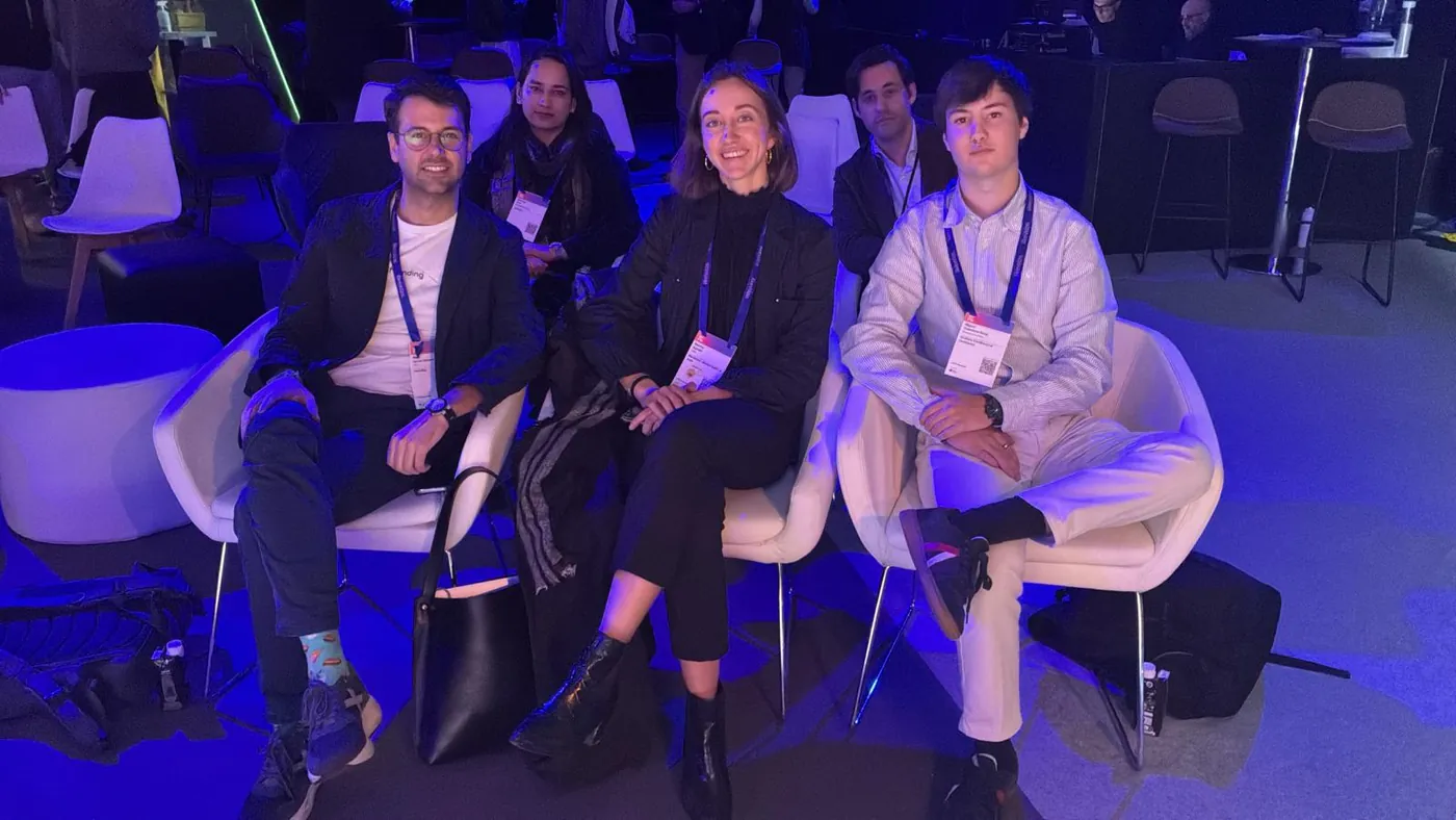 Parte del equipo de Feending sentada en la zona de asientos del 4YFN, con la iluminación azul del recinto